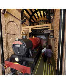 Harry Potter: Official Hogwarts Express Book Nook (With Lights!): DIY Building Kit with Fully Molded Train Engine Car